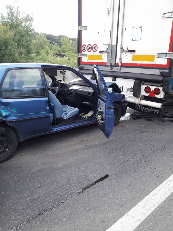 Accident la Tălmaciu, un TIR şi două maşini au fost implicate