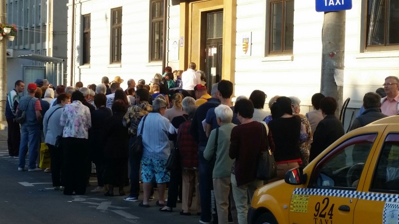 Cozi de la ora 04.00 pentru programari la Policlinica