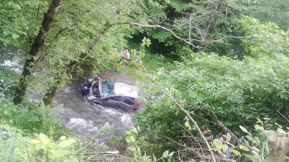 O maşină a căzut în râul Avrig, trei femei au ajuns la spital