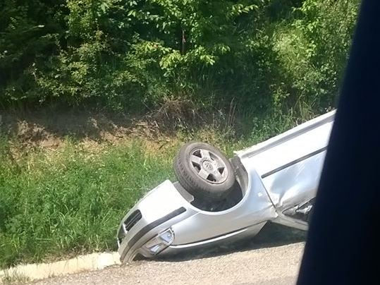 UPDATE: Accident grav la Slimnic, două maşini s-au ciocnit iar una s-a răsturnat