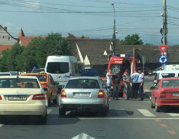 Femeie lovită de maşină pe trecerea de pietoni
