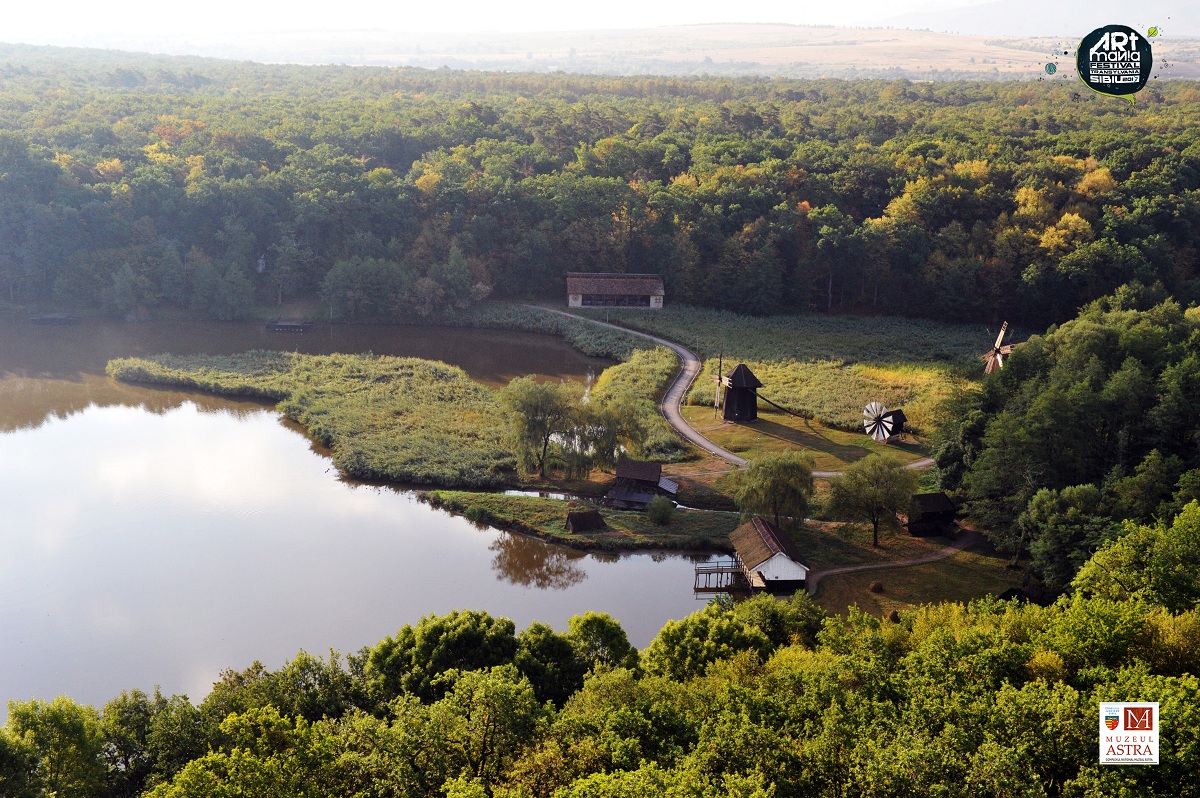 O femeie a cazut cu bicicleta in lacul din Muzeul in aer liber