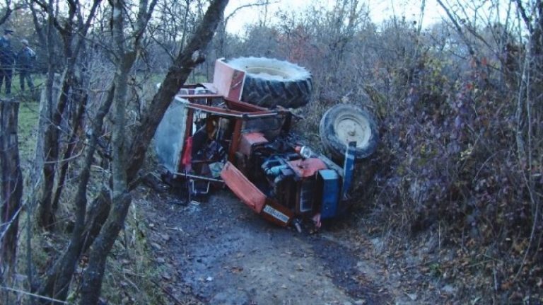 A murit după ce s-a răsturnat cu tractorul