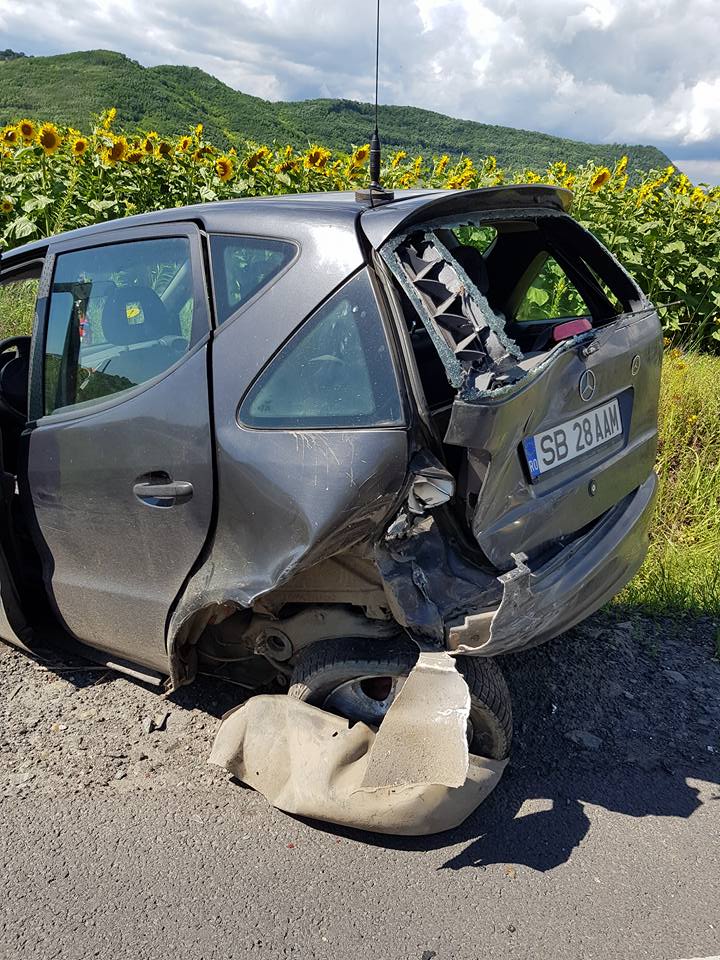 GALERIE FOTO – Două mașini s-au ciocnit violent pe DN 14