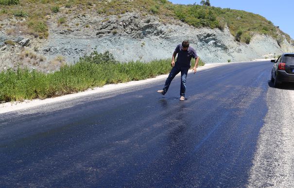 Asfaltul se topeşte, la propriu, sub picioare, în Turcia, din cauza valului de căldură din Africa de Nord