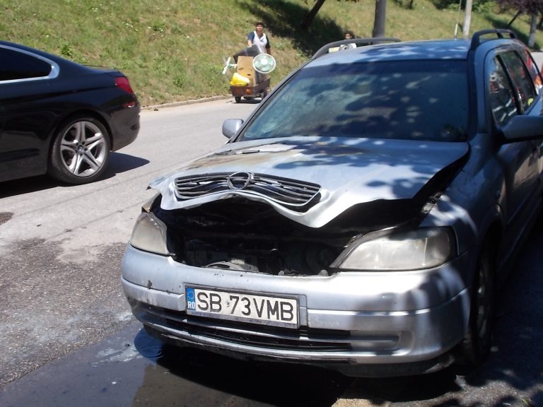GALERIE FOTO – Incendiu la un autoturism