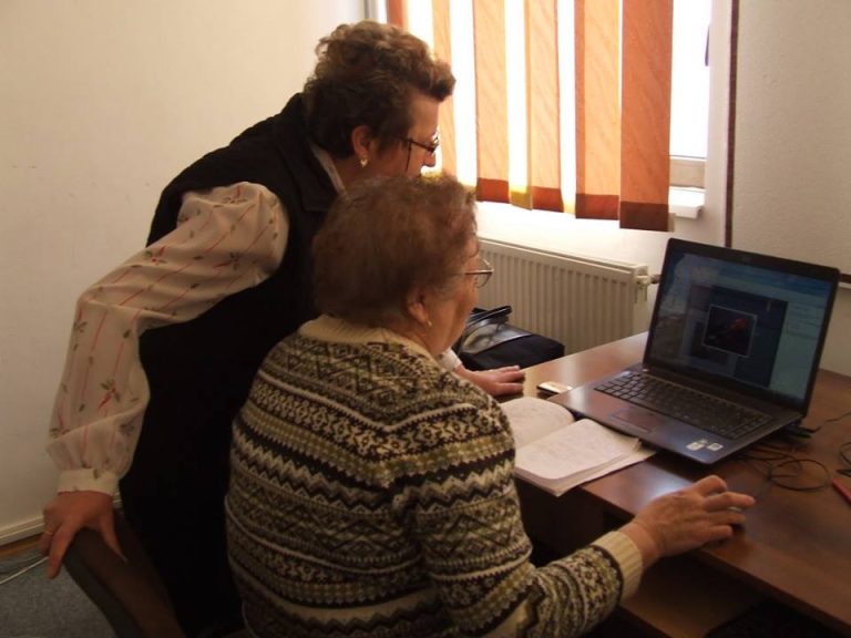 Persoanele de vârsta a 3-a învață să comunice pe internet