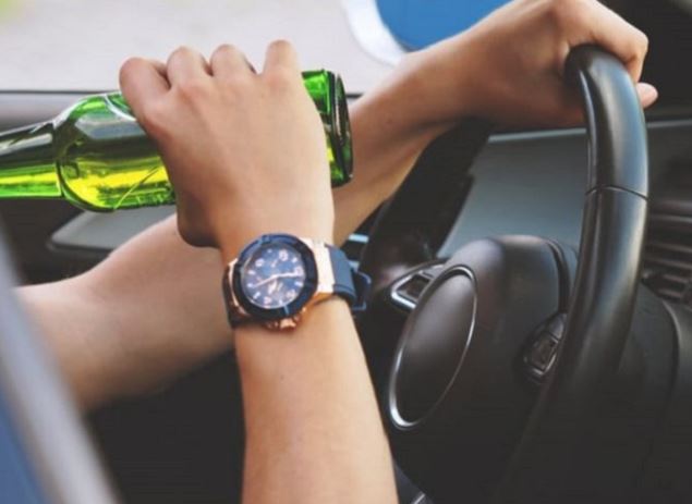 3 șoferi băuți descoperiți pe șoselele din județ. Unul a lovit un autoturism parcat