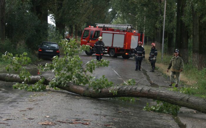 Drum blocat în județ. Pompierii au intervenit imediat