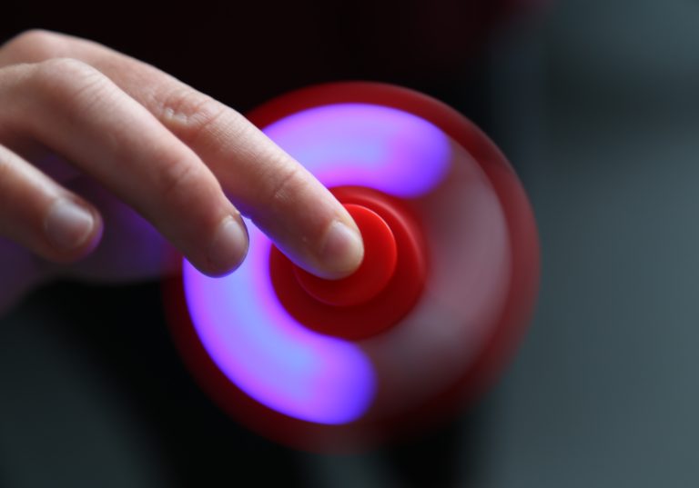E ON – 54.000 de spinnere pot face un LED să lumineze timp de o oră