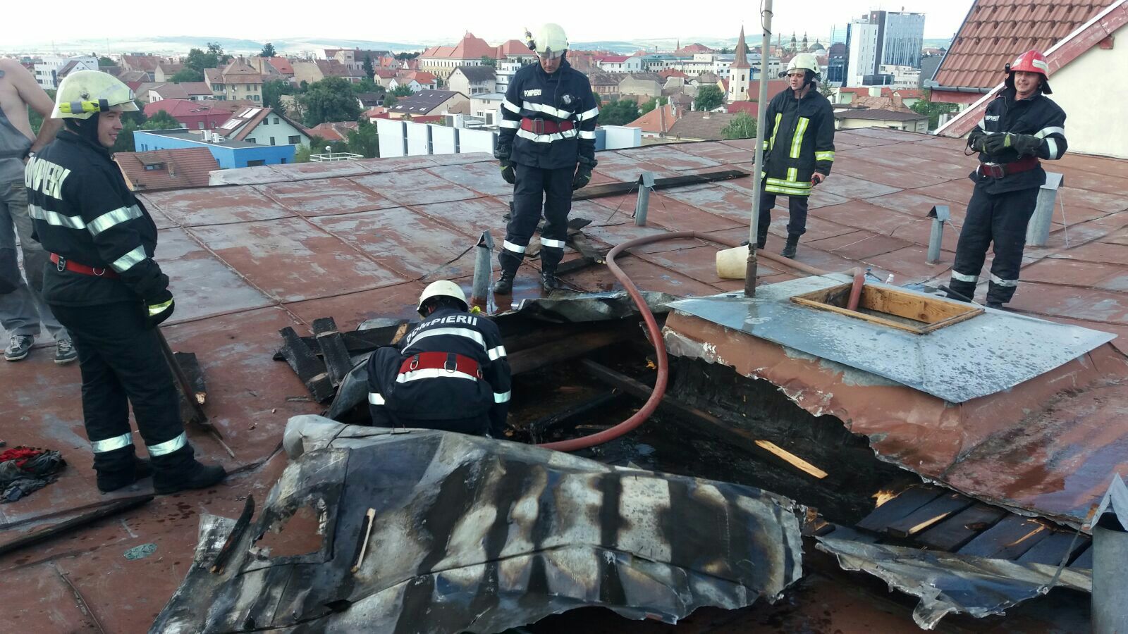 FOTO: Mansarda unui bloc de pe Şcoala de Inot a luat foc