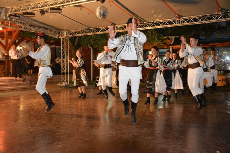 GALERIE FOTO – Întâlnire de suflet cu folclorul local