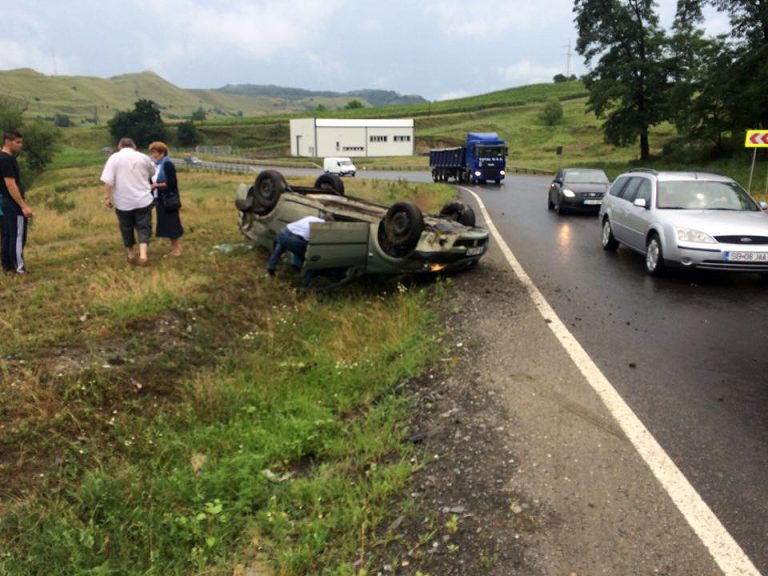 FOTO – Mașină răsturnată pe DN 14: Momente de panică pentru două persoane