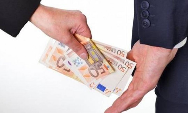 Un șofer băut, cu 112 kilometri/oră în oraș și depășire neregulamentară le-a oferit polițiștilor 200 de euro mită. Agenții au anunțat Anticorupția Sibiu/UPDATE: Șoferul va fi cercetat sub control judiciar