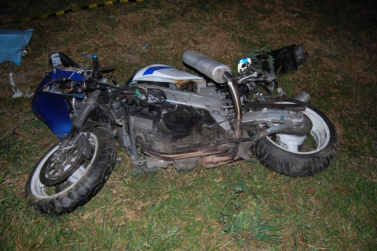 Motocicletă lovită de un autoturism