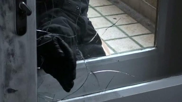 Trei tineri au spart o societate comercială și au furat mâncare și alcool