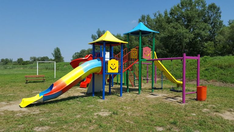 GALERIE FOTO – Complex de joacă pentru copiii din Tîrnava