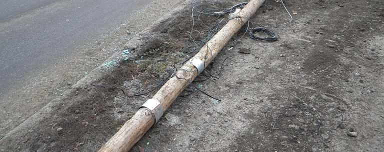 După el, potopul: Un copil de 14 ani, băut, a intrat cu mașina într-un stâlp care a căzut peste o casă