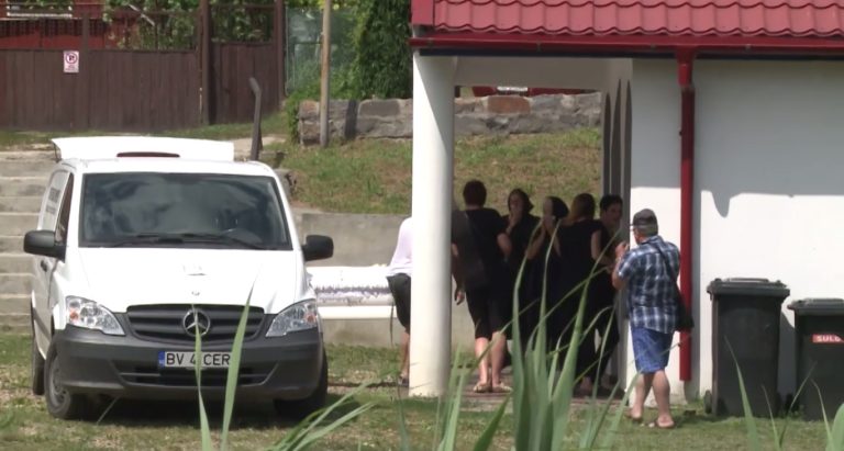 GALERIE FOTO – Sicriul cu trupul tinerei decedate pe DN 1 adus acasă, la Copșa Mică