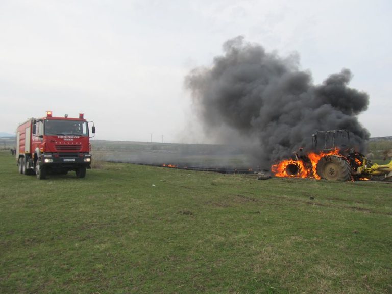 Un tractor a luat foc pe DN 1