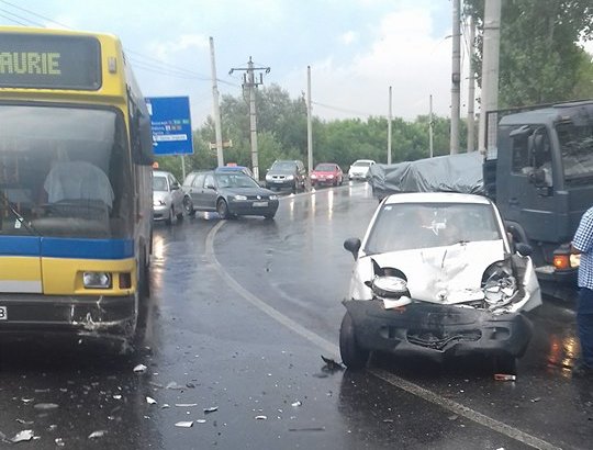 FOTO: Accident grav pe Maramureşului, o maşină s-a izbit într-un autobuz