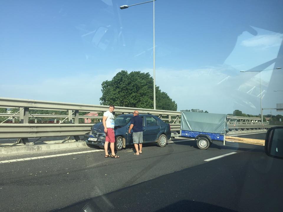 Accident pe autostradă, o maşină a intrat într-un parapet