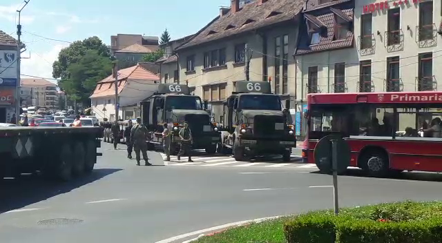 FOTO: Un camion NATO implicat într-un accident rutier în centrul Sibiului