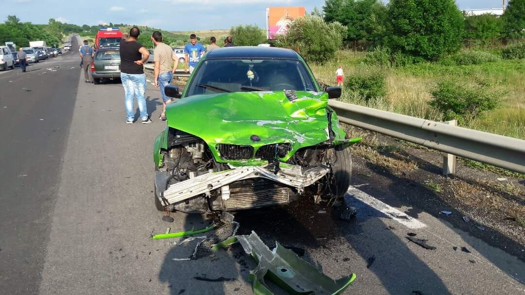 Accident la Cristian, două maşini s-au ciocnit iar una dintre ele a ajuns în şanţ