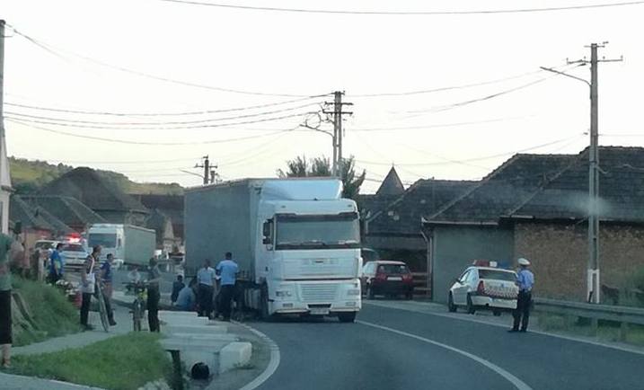 Un biciclist a fost lovit de un TIR, în Axente Sever
