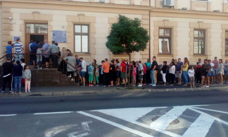 Cozi infernale la pasapoarte, oamenii stau si de la 5 dimineata