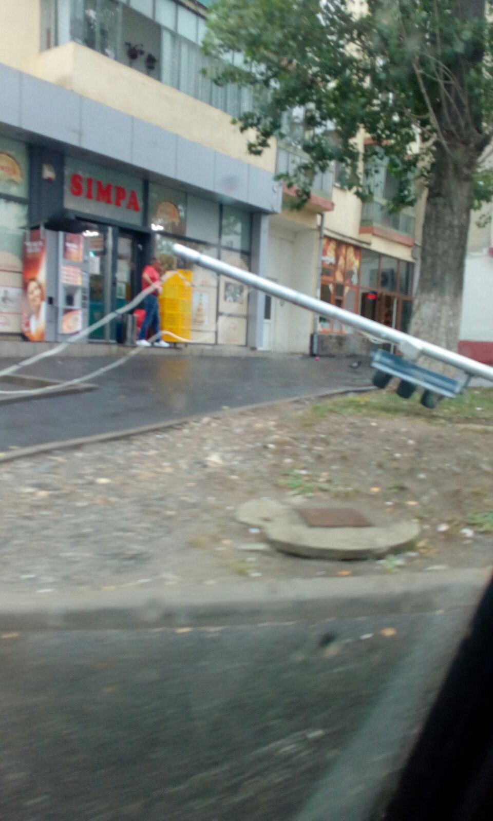 UPDATE: Stalpul semaforului de la Ciresica, pus la pamant