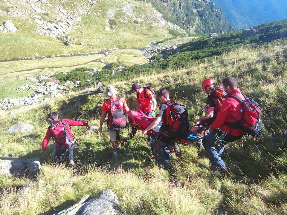 Turist rănit în munţii Făgăraş coborât de salvamontişti