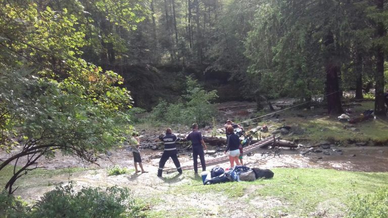 GALERIE FOTO – 12 persoane salvate de pompieri din mijlocul râului Avrig
