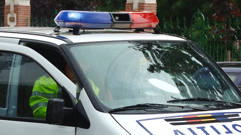 Biciclist în stare gravă după ce a fost lovit de un microbuz de marfă