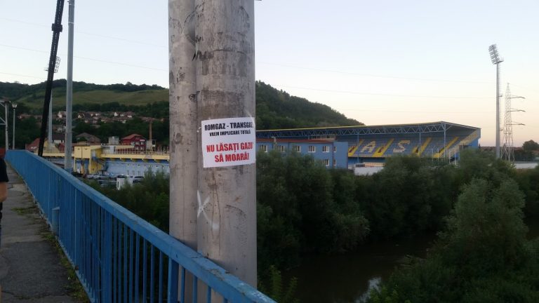 GALERIE FOTO – Orașul împânzit de mesaje: „Nu lăsați echipa să moară”