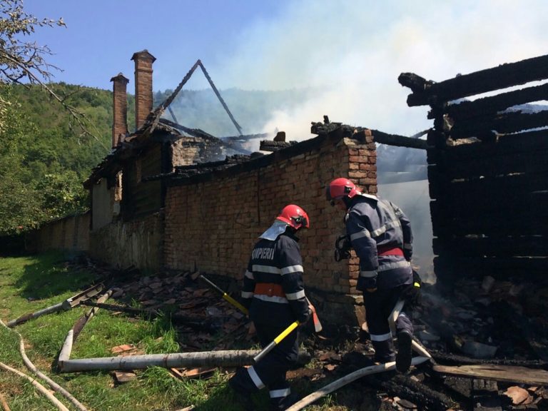 Casă cuprinsă de flăcări. Focul s-a extins la o șură și un grajd