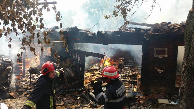 GALERIE FOTO – Două mașini și două anexe, cuprinse de flăcări