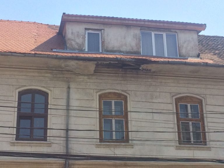 O bucată de tencuială risca să cadă peste oameni