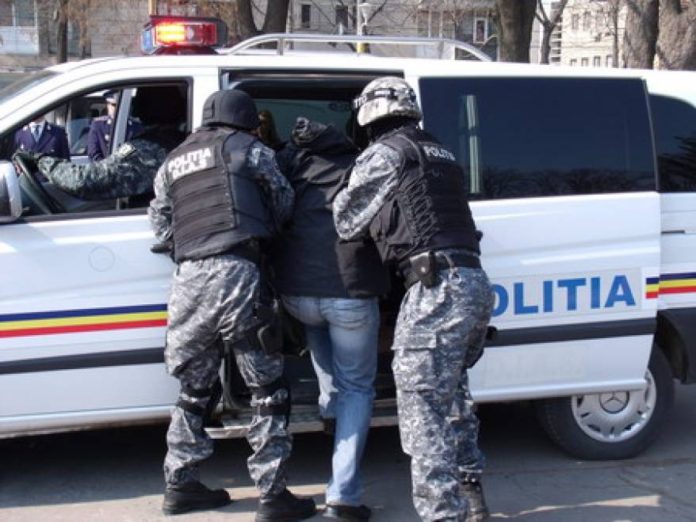 Sibieni reținuți după ce au agresat un bărbat într-un local