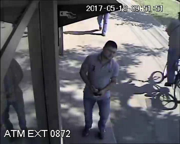 VIDEO: Furt de la bancomat, o femeie a ramas fara banii pe care i-a retras
