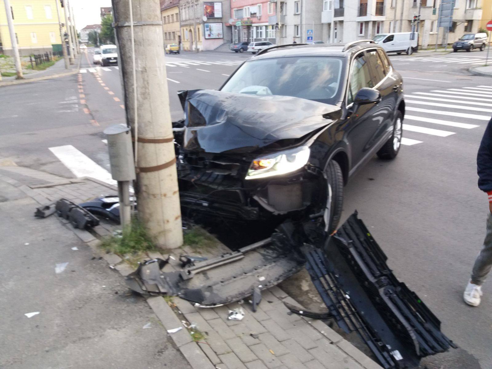 FOTO: Un tânăr de 17 ani a furat o maşină şi s-a izbit cu ea într-un stâlp de electricitate