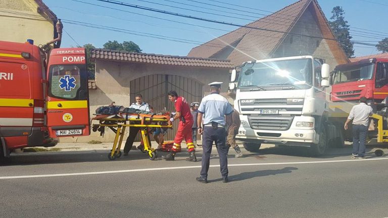 GALERIE FOTO – 4 pompieri medieșeni au salvat un vârstnic rănit într-un accident rutier