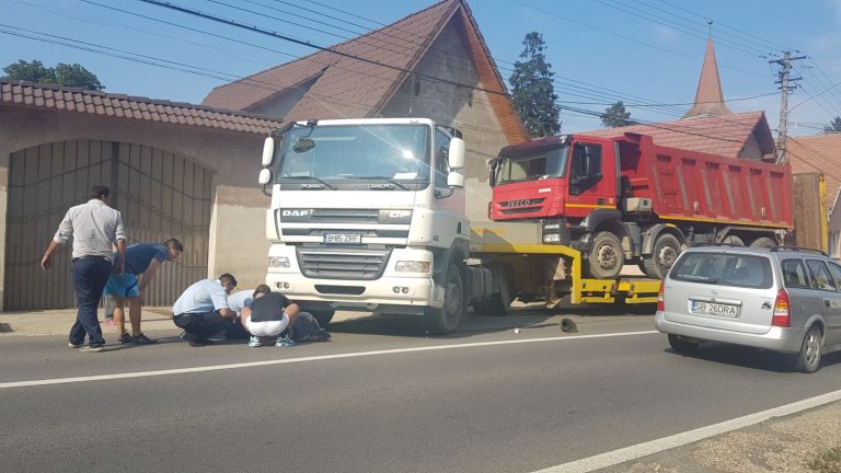 FOTO – Pieton lovit de un TIR, la Șura Mare