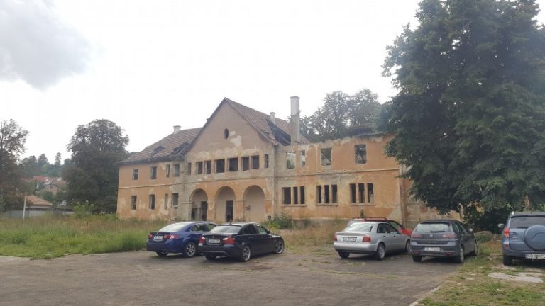 Demolarea clădirii care pune în pericol viețile trecătorilor trebuie să înceapă