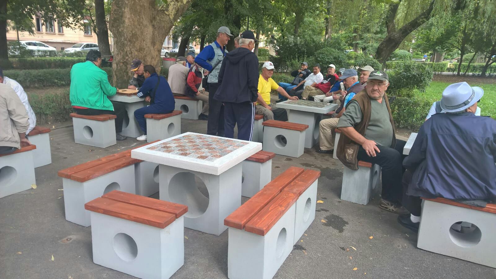 Primaria Sibiu montează mese de șah cu bănci