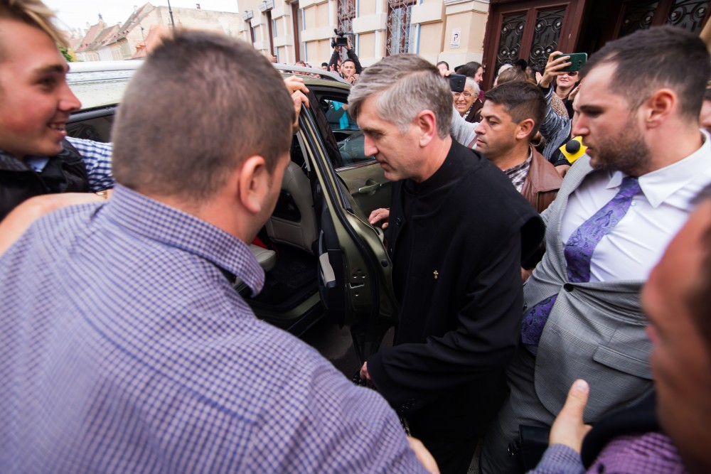 Cristian Pomohaci, aplaudat la ieșirea din sediul Mitropoliei Ardealului. Foto/Video