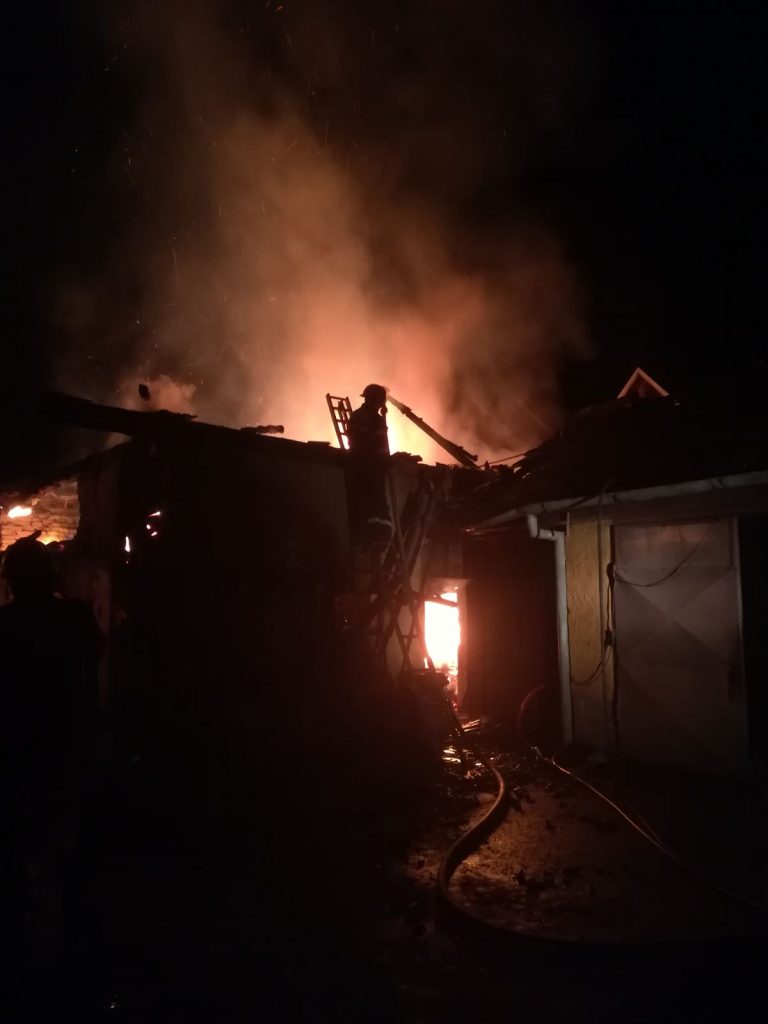 Anexă gospodărească cuprinsă de incendiu