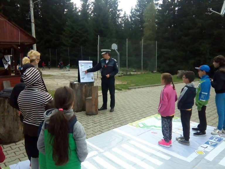 GALERIE FOTO – Polițiștii rutieri și de la prevenire, în dialog cu copiii