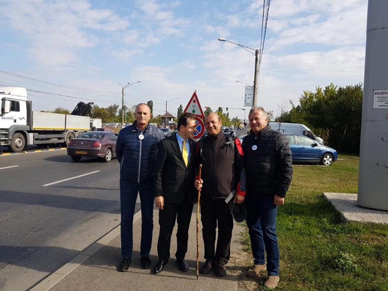 GALERIE FOTO – Primarul din Copșa Mică a ajuns, PE JOS, la București. Surpriza de la intrarea în capitală