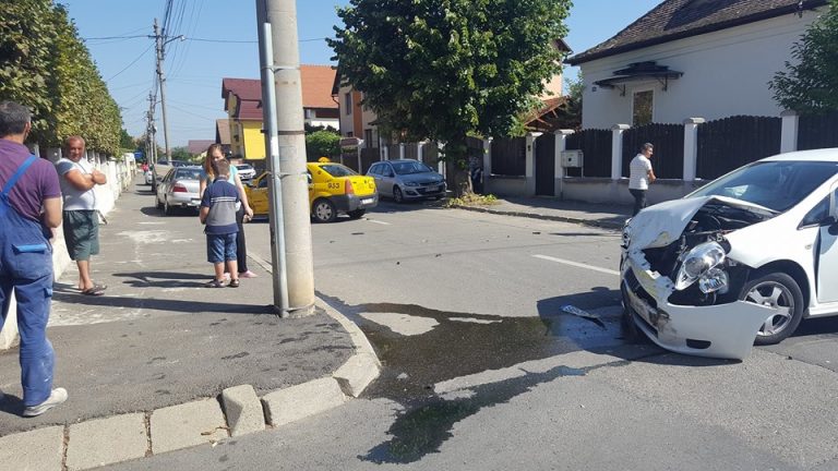 FOTO: O conducătoare auto a provocat un accident, în Sibiu